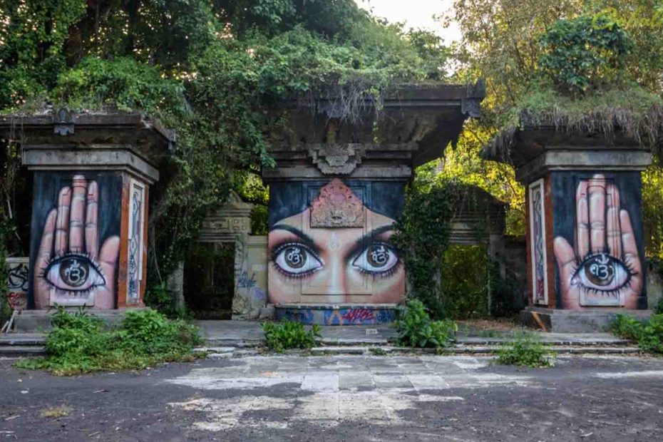 Reruntuhan Taman Festival Padang Galak di Bali dengan dinding grafiti penuh warna, destinasi wisata unik dan angker di dekat Pantai Padang Galak.