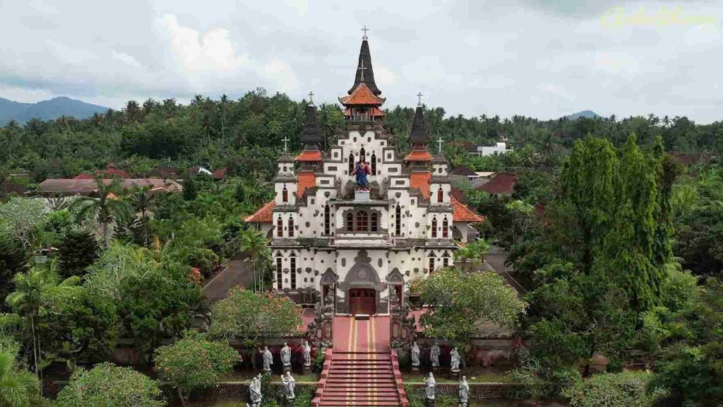 Gereja Katolik bergaya Bali di Desa Palasari Jembrana
